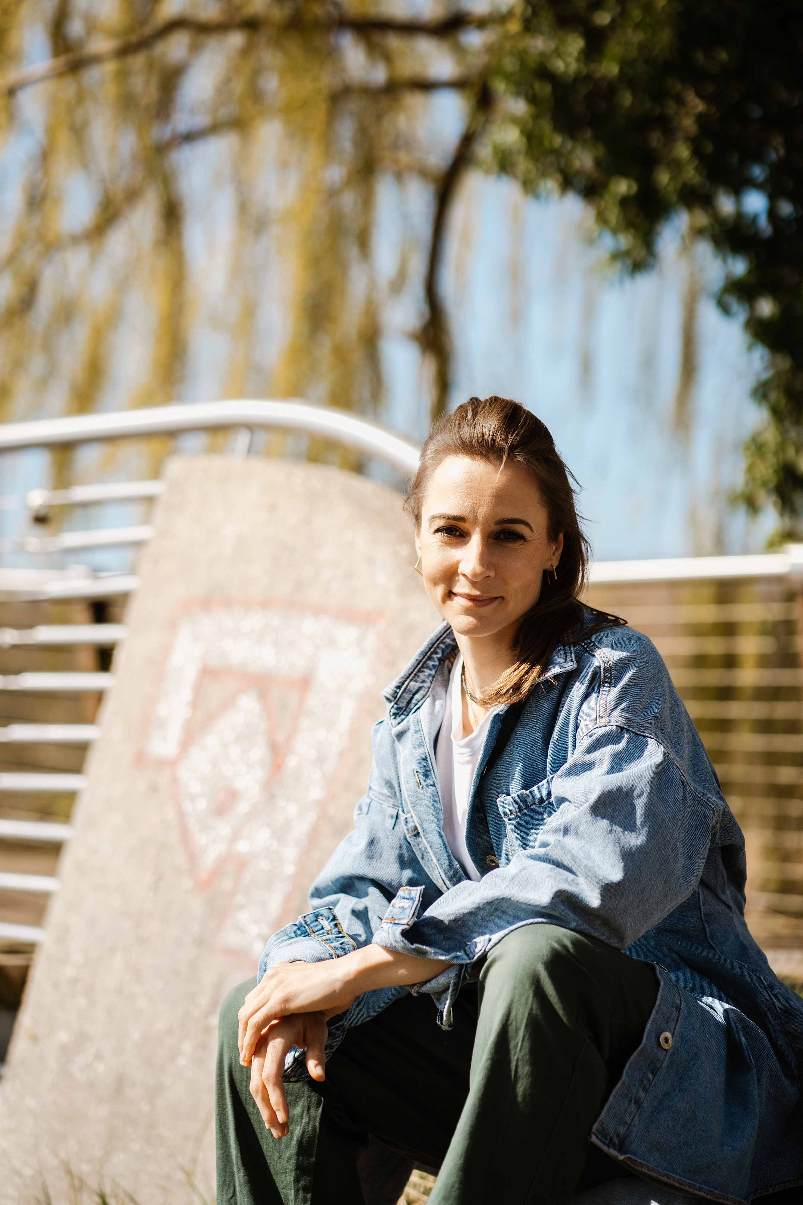 Ein Bild von Sabrina Seiffert. Sie lächelt in die Kamera